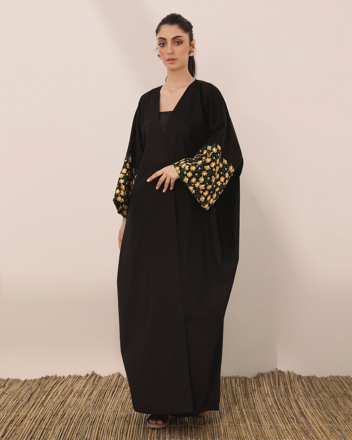 Semi mariposa linen abaya with embroidered daisy flowers cuff