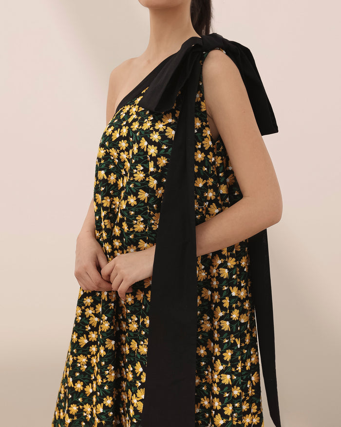 One shoulder flowy dress in linen with embroidered daisy flowers