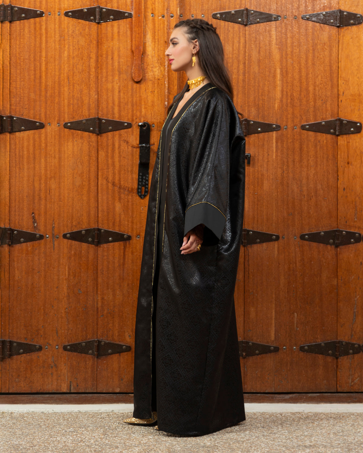 Shiny jacquard abaya with tafetta cuff and edges