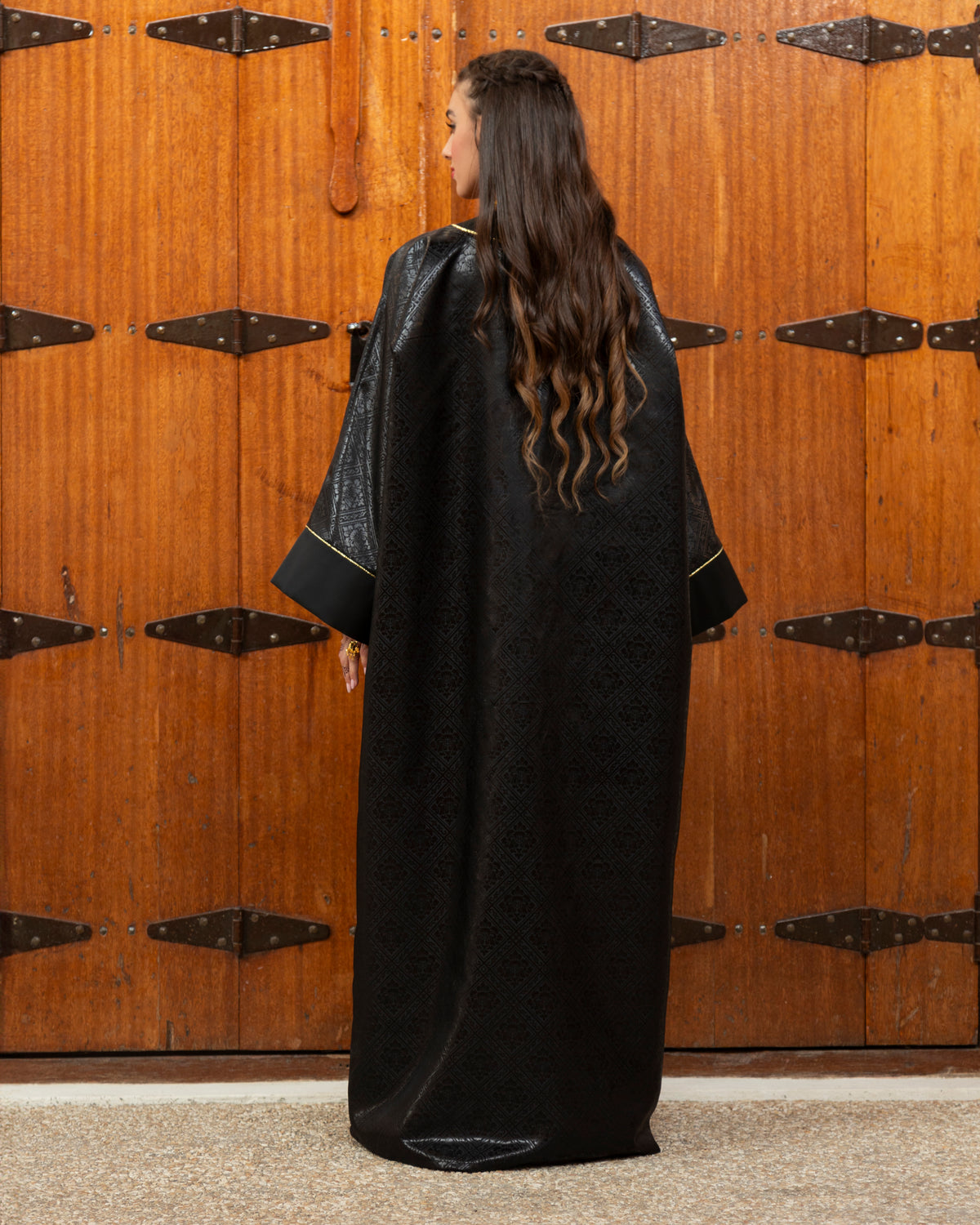 Shiny jacquard abaya with tafetta cuff and edges