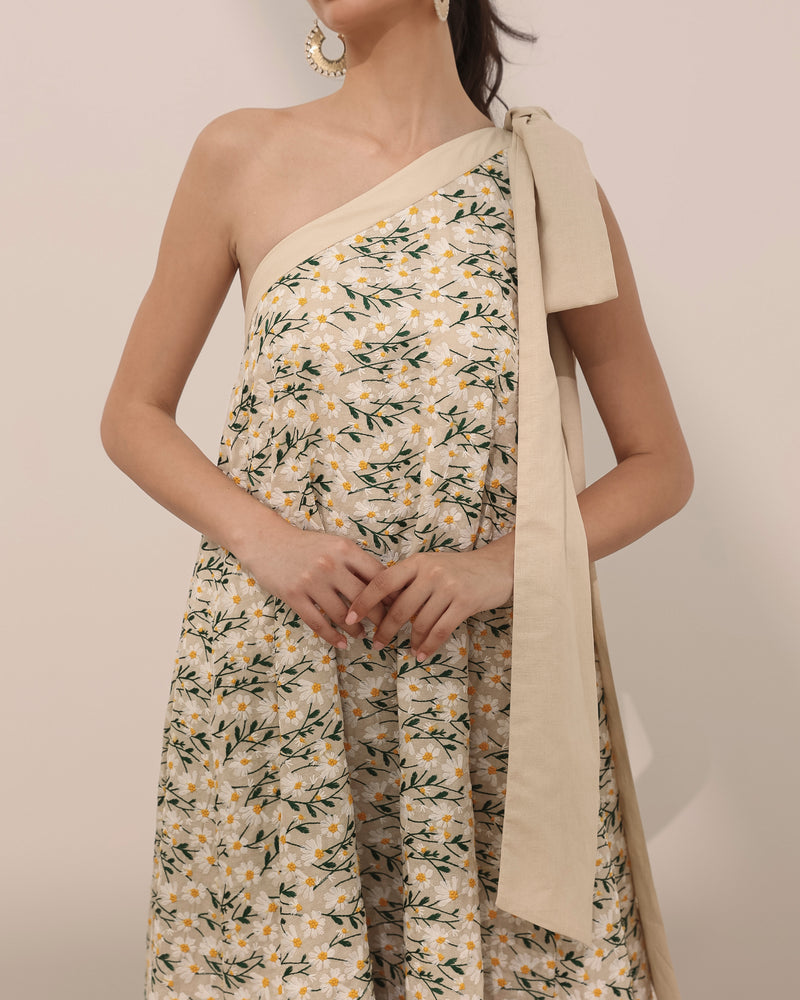 One shoulder flowy dress in linen with embroidered daisy flowers