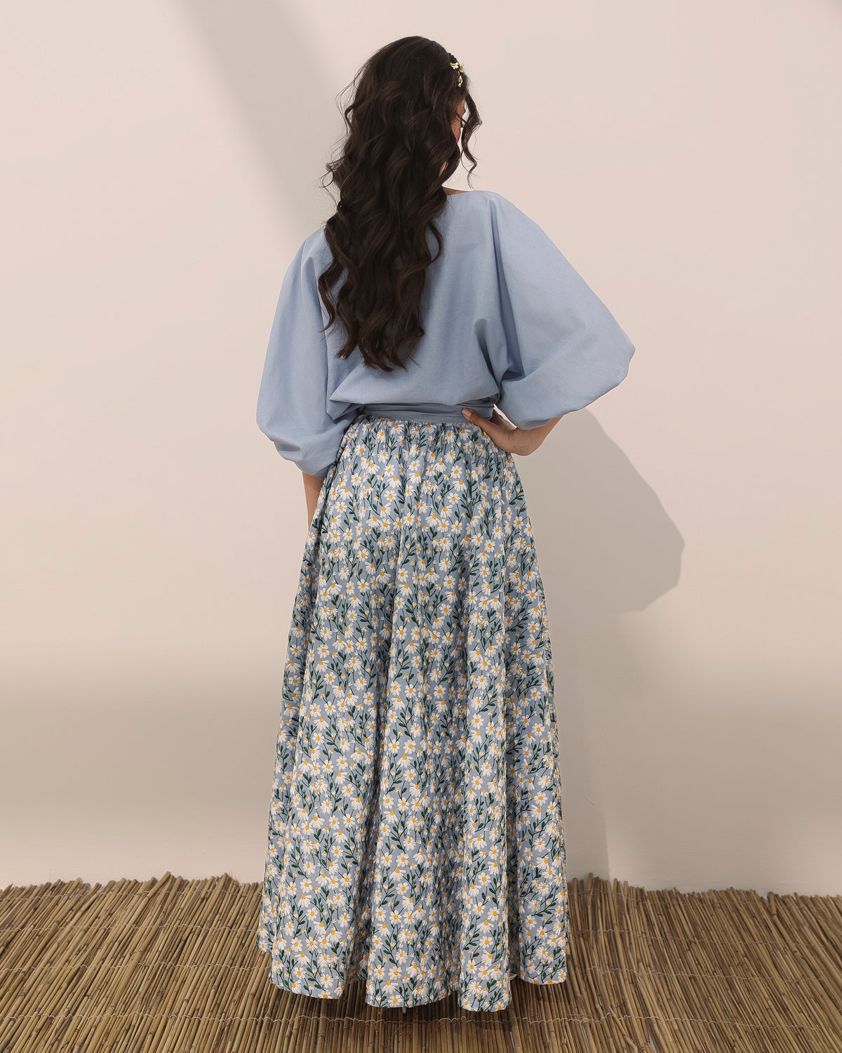 Printed linen gathered skirt in embroidered daisy flowers with belt