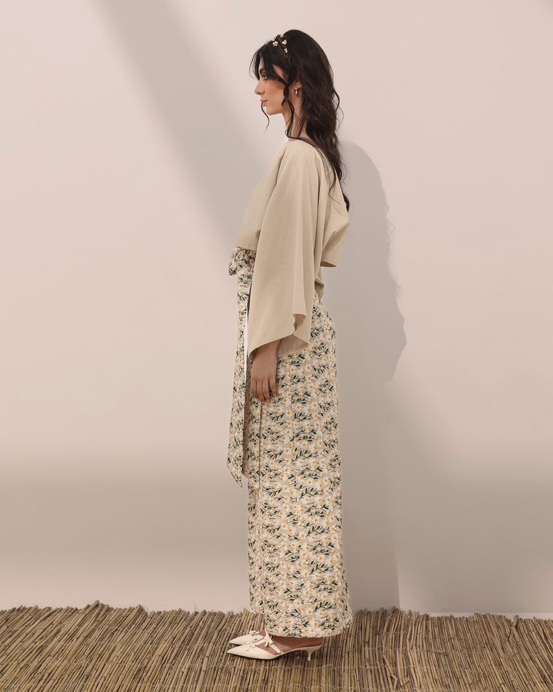 Cropped plain linen top with boat neck and wide sleeves