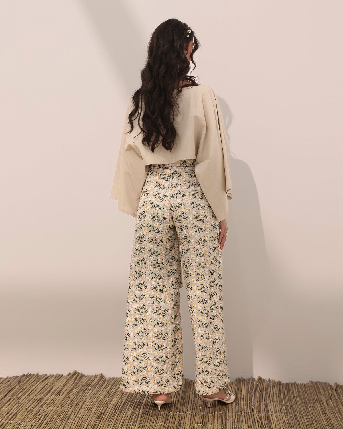 Cropped plain linen top with boat neck and wide sleeves