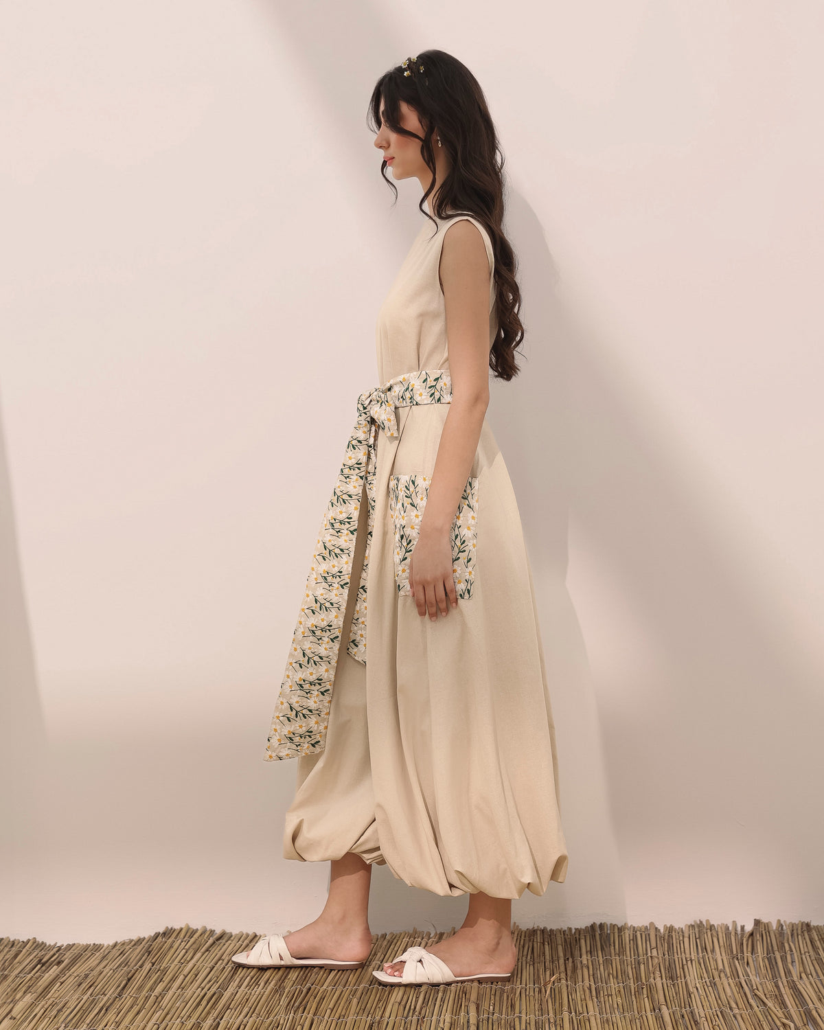 Sleeveless linen balloon jumpsuit w/ embroidered daisy flowers on pockets and belt