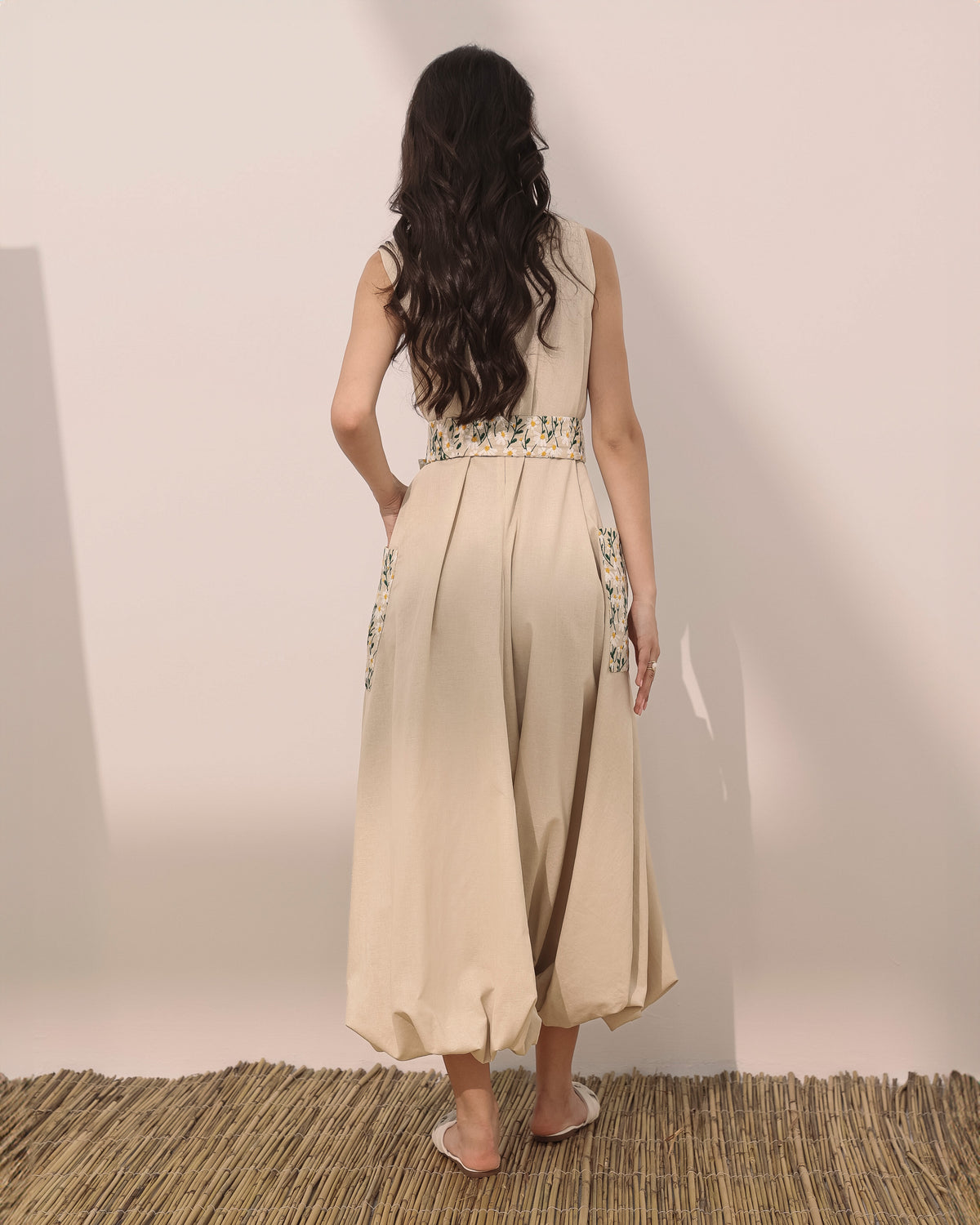 Sleeveless linen balloon jumpsuit w/ embroidered daisy flowers on pockets and belt