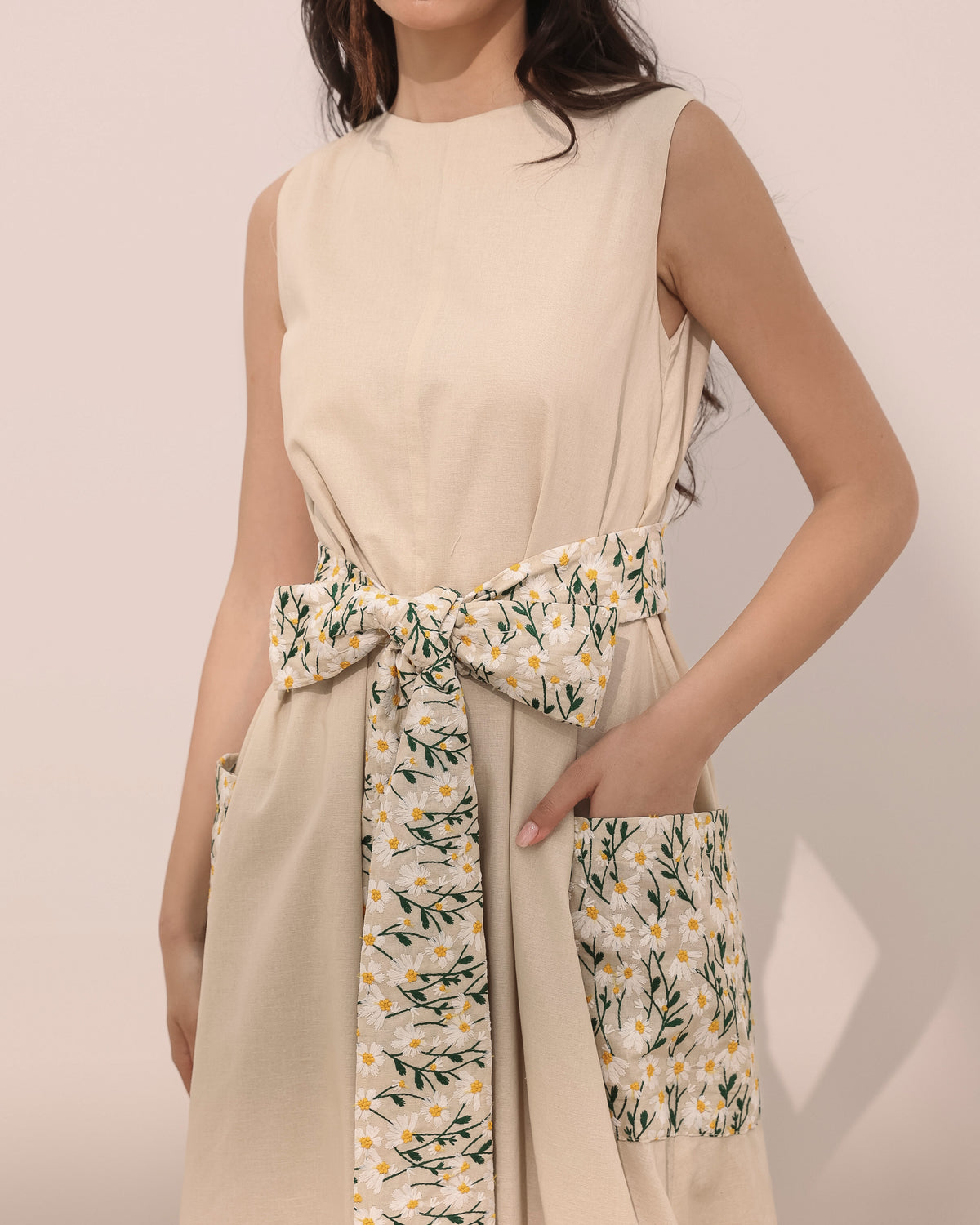 Sleeveless linen balloon jumpsuit w/ embroidered daisy flowers on pockets and belt