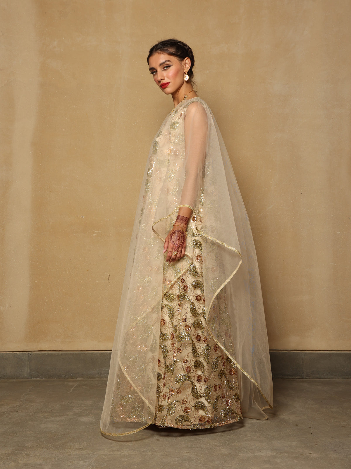 Two piece set of sleeveless 3D embroidered dress layered with tulle