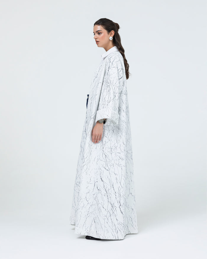 Classic abaya with folded sleeve cuff in crushed two toned light fabric