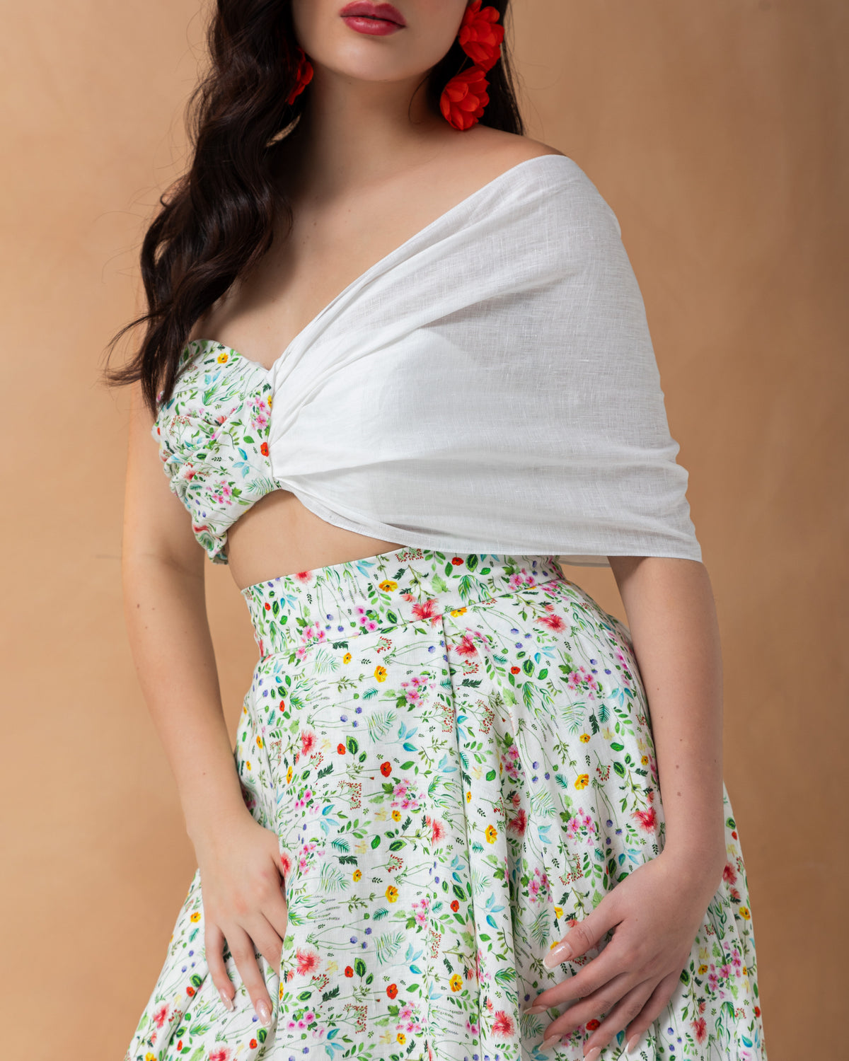 Cropped linen top with one sided gathered sleeved