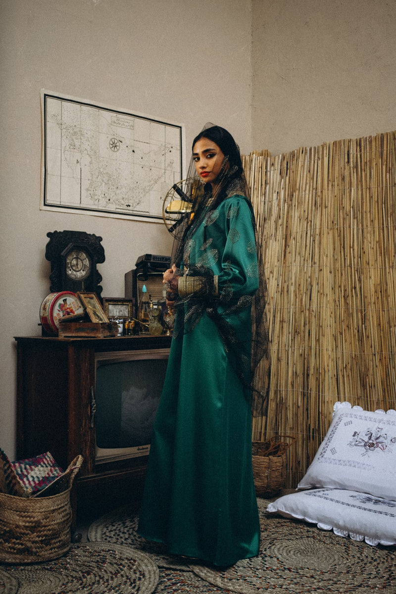 Traditional kaftan in silk with semi puffed sleeve with trimmings in cuff and neckline