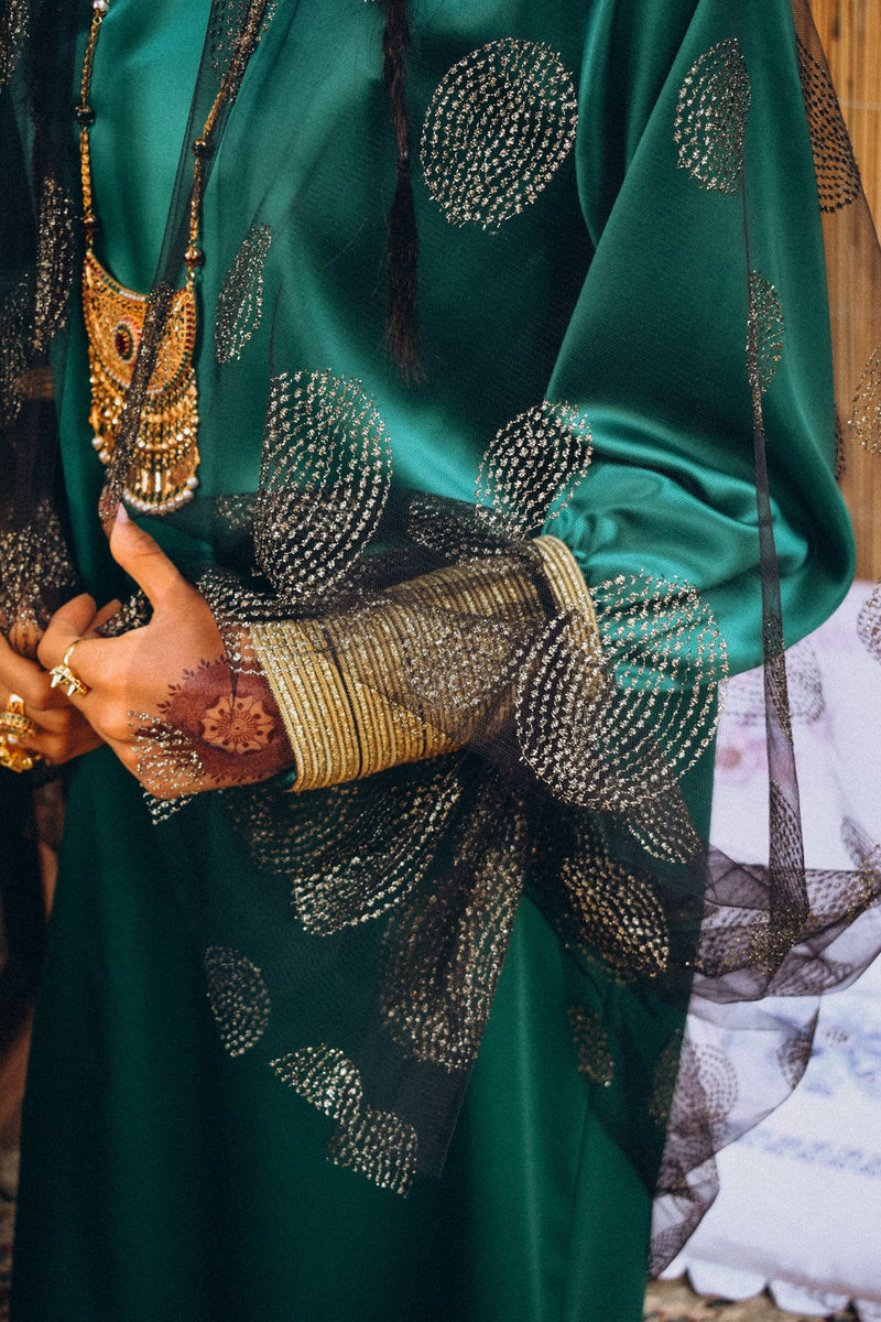 Traditional kaftan in silk with semi puffed sleeve with trimmings in cuff and neckline