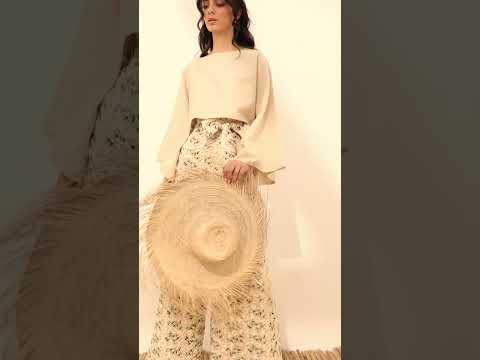 Cropped plain linen top with boat neck and wide sleeves